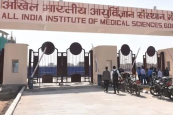 गोरखपुर AIIMS में कमीशन का खेल; डॉक्टर्स की लिखी दवाएं ढूंढने से भी नहीं मिलती