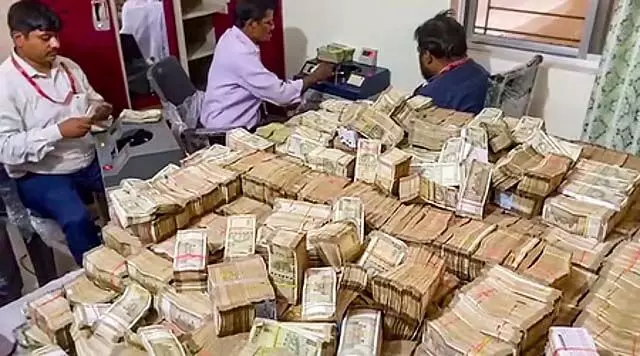 
 हाई कोर्ट के जज के घर में छिपा था पैसा! आग लगने से हुआ खुलासा 