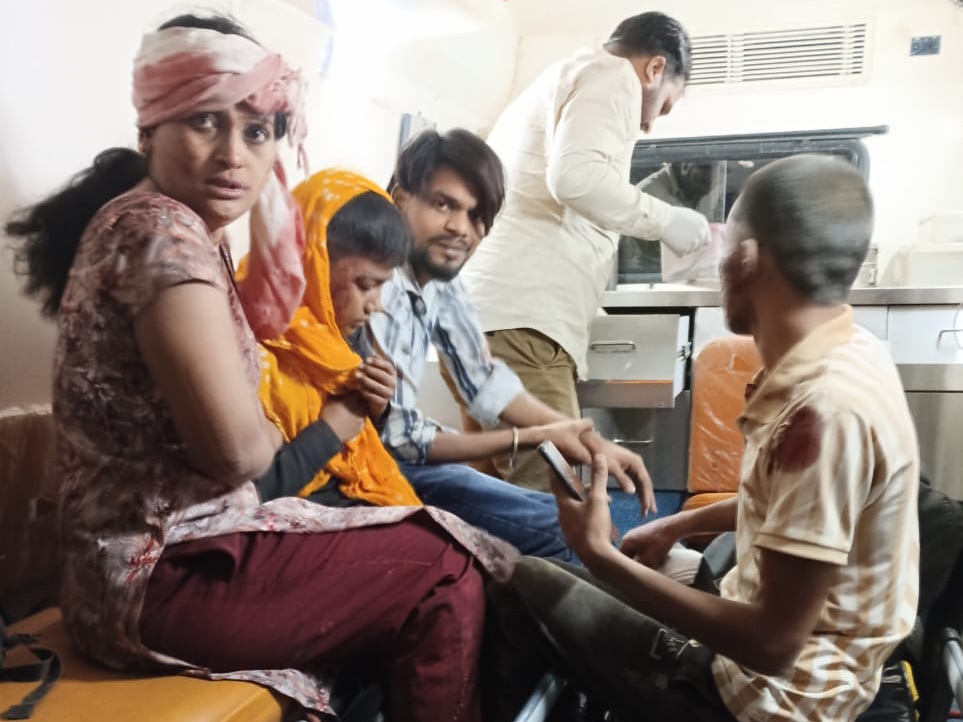 कैंटर ने सड़क किनारे खड़ी बस को जोरदार टक्कर मारी 