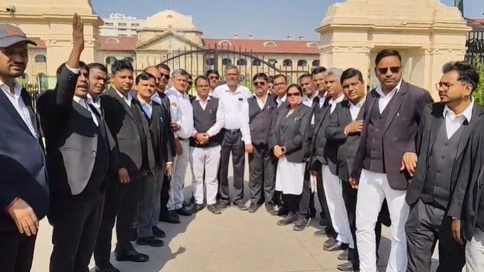 इलाहाबाद हाईकोर्ट में जस्टिस यशवंत वर्मा के खिलाफ वकीलों का विरोध प्रदर्शन
