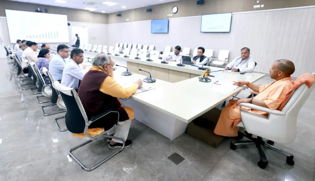 लखनऊ में राजस्व परिषद अध्यक्ष की समीक्षा बैठक