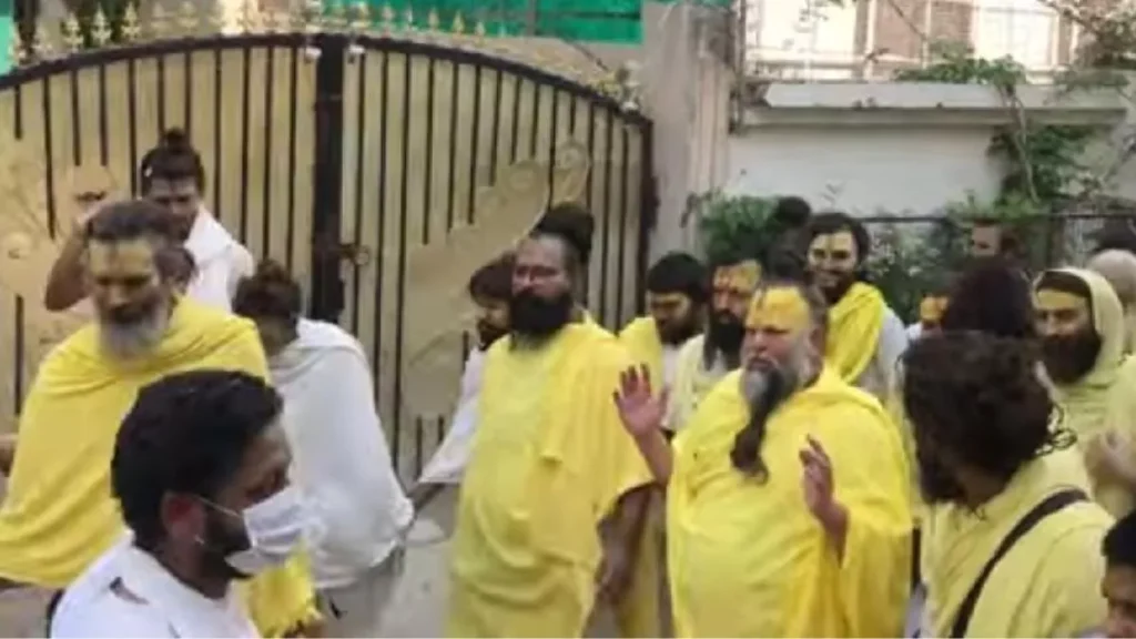 झलक पाने को लोग घंटों करते हैं इंतजार