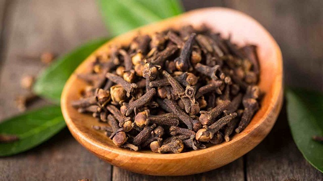 रात को सोने से पहले लौंग खाने के क्या फ़ायदे होते है जानिए ! 