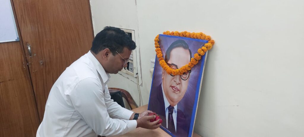 सूचना कार्यालय में मनाई गई अंबेडकर जयंती