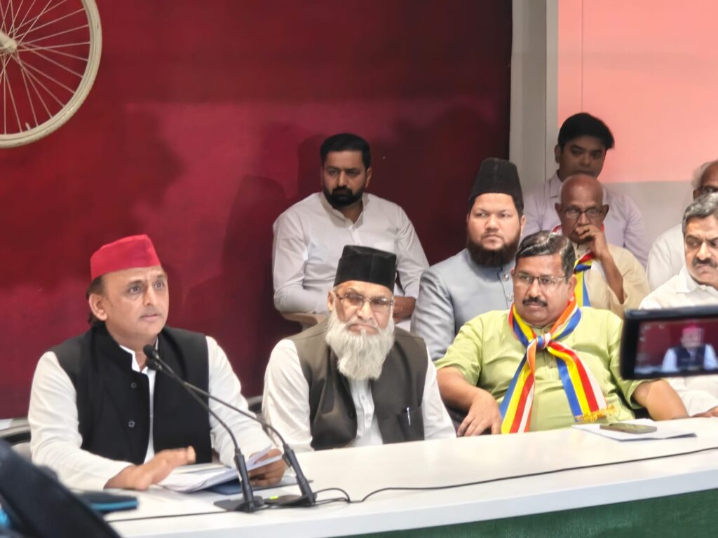 मायावती को बड़ा झटका, सपा में शामिल हुए बसपा के वरिष्ठ नेता एवं पूर्व कैबिनेट मंत्री
