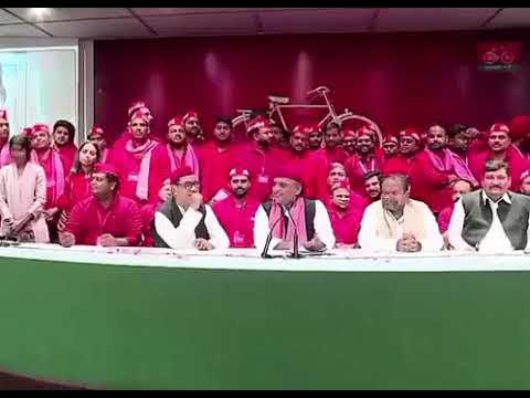 नेहा सिंह राठौर के समर्थन में आए अखिलेश यादव!