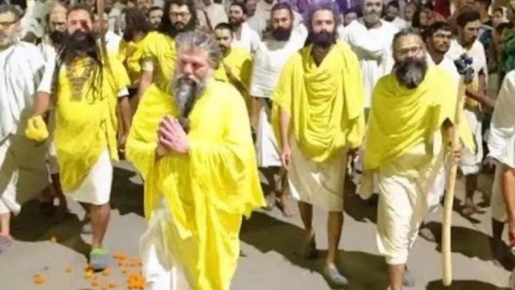 भक्तों को देख कुछ दूर पैदल चले संत प्रेमानंद