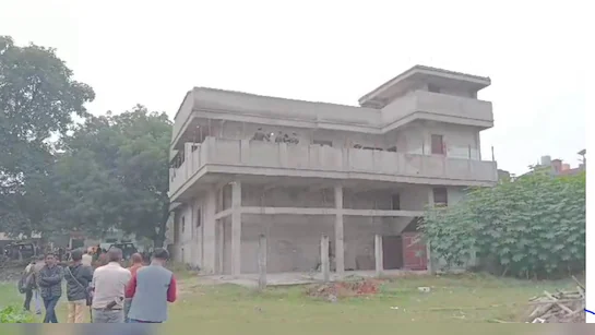 संपत्ति पर अतीक और उसके भाई अशरफ के परिवार और रिश्तेदारों का कब्जा