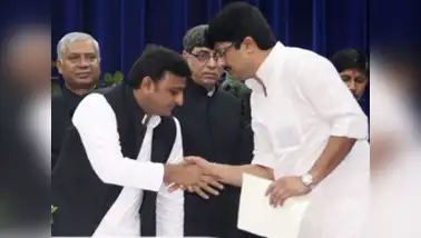 2023 में हाथ भी मिला चुके हैं राजा भइया और अखिलेश