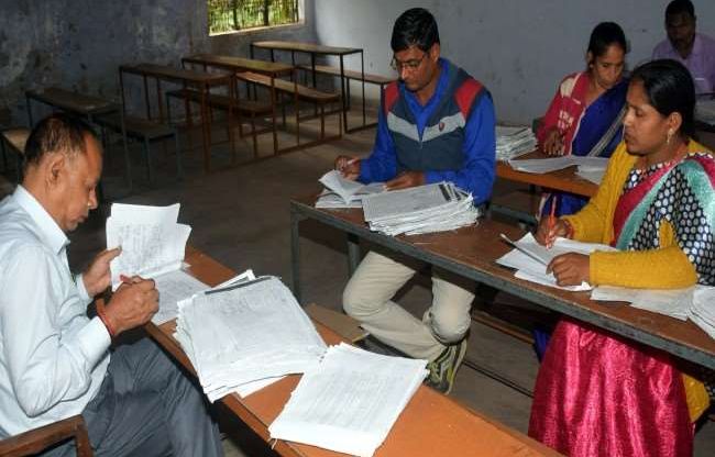 UP Board Result 2025: उत्तर पुस्तिकाओं की जांच पूरी