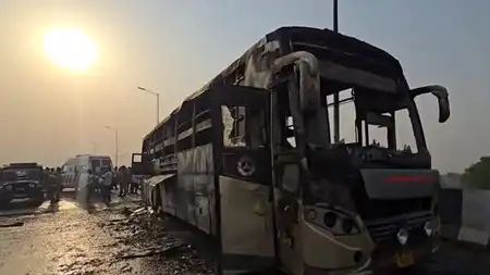 "लखनऊ: डबल डेकर बस में आग, दो बच्चों समेत 5 की मौत"