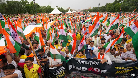 देशभर में निकाली जा रही तिरंगा यात्रा