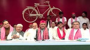 "अखिलेश के पाले में सियासी उलटफेर, कई दलों के नेता सपा में शामिल"