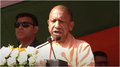 "सीएम योगी की तिरंगा यात्रा में उमड़ा देशभक्ति का सैलाब, जवानों को किया सलाम"