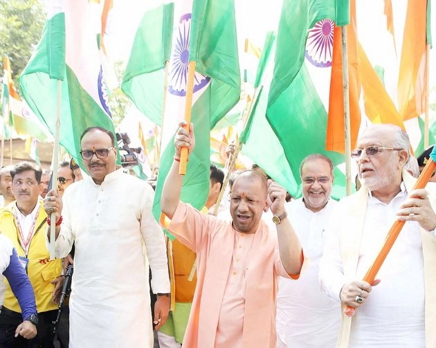 सीएम योगी ने निकाली तिरंगा यात्रा