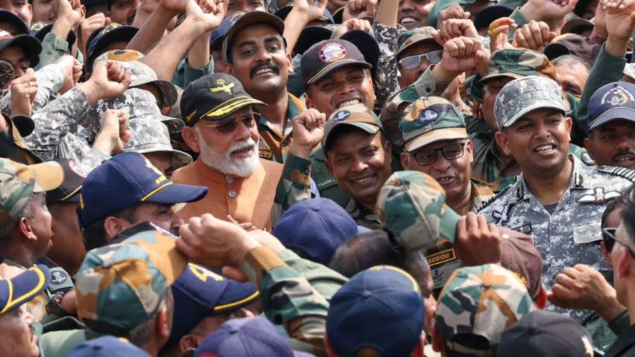 आदमपुर में बढ़ा हौसला, सेना के बीच पहुंचे पीएम मोदी !
