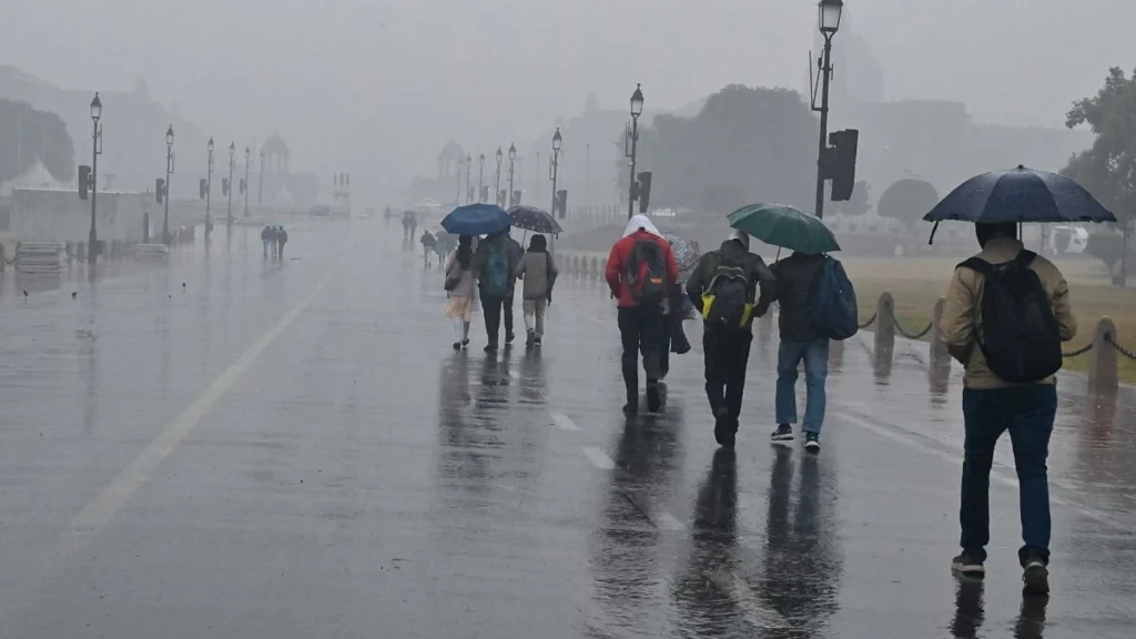 "दिल्ली-NCR में फिर बारिश की दस्तक, कई राज्यों में अलर्ट जारी"