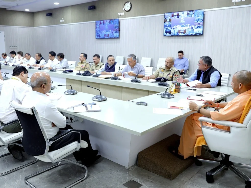 "समीक्षा बैठक में सीएम योगी का एक्शन मोड: अफसरों को फटकार !