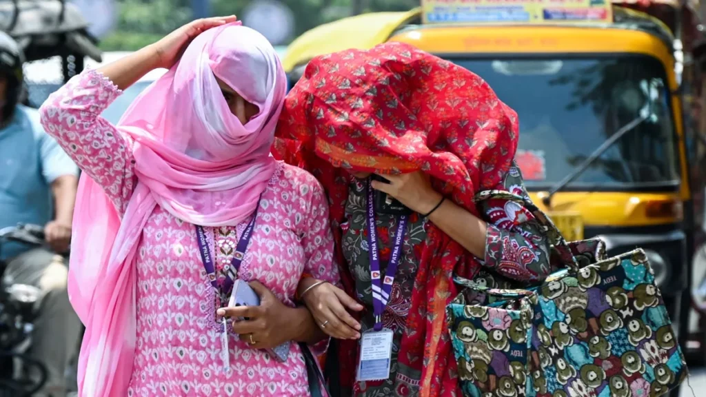 दिल्ली-NCR में भीषण गर्मी का कहर: दो दिन ऑरेंज अलर्ट, फिर चलेगी तेज हवा और बरसेंगे बादल