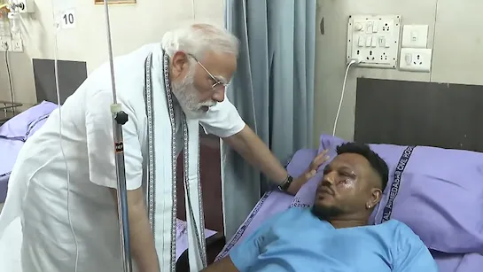 इस दौरान पीएम मोदी ने विमान में सवार इकलौते जिंदा बचे यात्री से भी हादसे को लेकर जानकारी जुटाई।