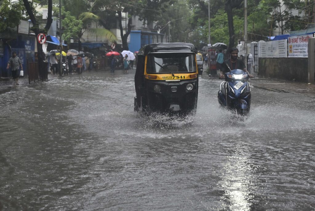 मुंबई में भारी बारिश का कहर जारी, हाई टाइड की चेतावनी !