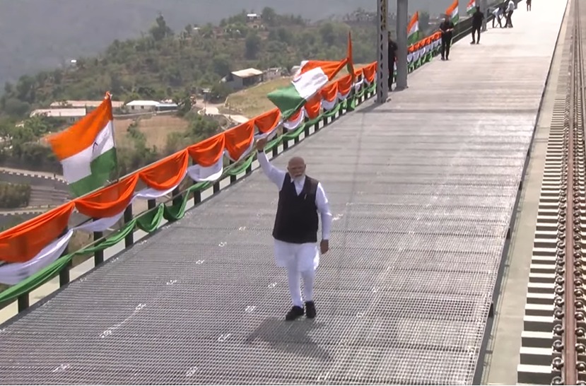 PM मोदी ने लहराया तिरंगा, दुनिया के सबसे ऊंचे रेलवे पुल पर गूंजा भारत का गौरव !