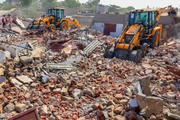 दिल्ली में अतिक्रमण पर बड़ी कार्रवाई: दो इलाकों में चल रहा बुलडोजर !