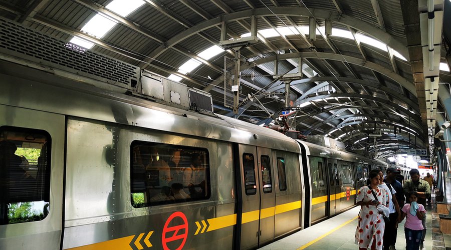 दिल्ली मेट्रो में मची अफरा-तफरी, स्टेशन पर लगी आग से दहशत !