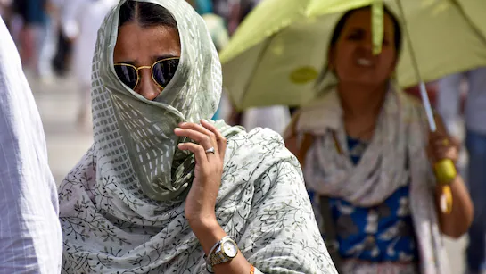 दिल्ली के कई इलाकों में तापमान 43 डिग्री से ऊपर