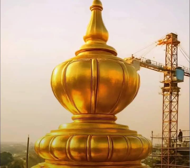 "अयोध्या में भक्तिभाव की गूंज: स्वर्ण शिखर की आभा में शुरू हुआ 'राजा राम' प्राण प्रतिष्ठा महाअनुष्ठान"