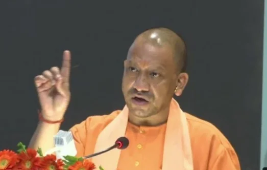 CM योगी का एक्शन मोड, 7 लापरवाह अफसरों पर गिरी गाज !