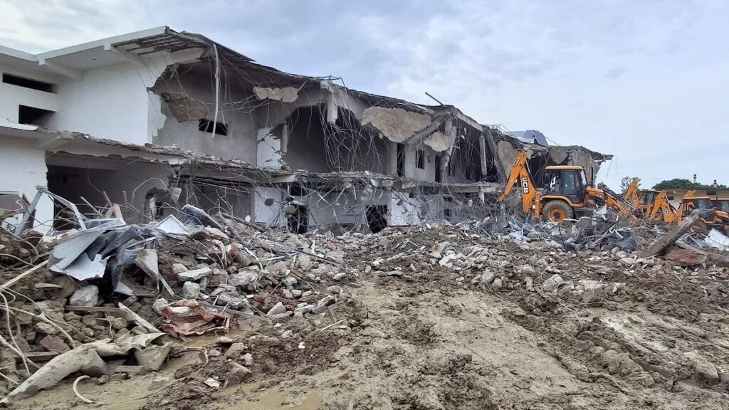 छांगुर बाबा की कोठी पर तीसरे दिन भी बुलडोजर एक्शन! 