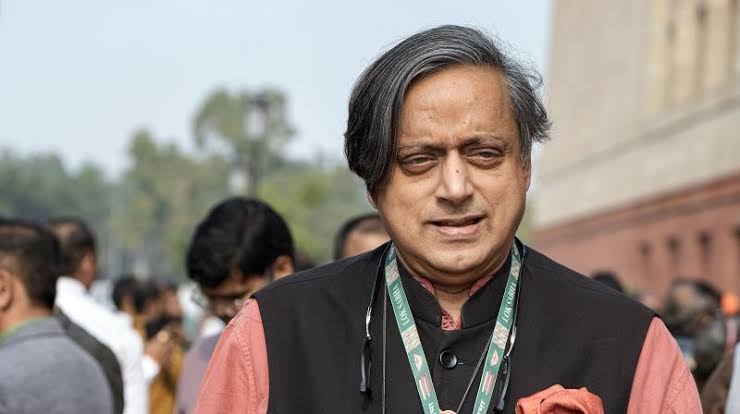 थरूर की चुप्पी क्यों बनी मुद्दा?