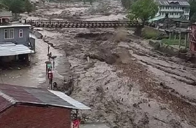 हिमाचल में बारिश बनी आफत, जनजीवन अस्त-व्यस्त