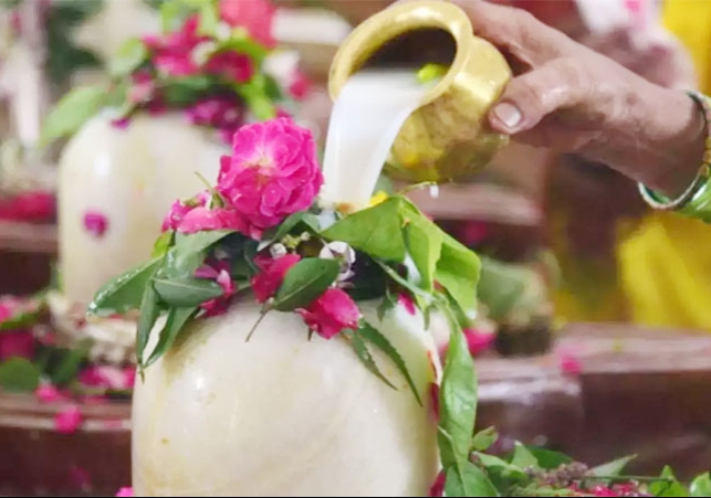 सावन में पहले सोमवार पर कैसे करनी है शिव पूजा?