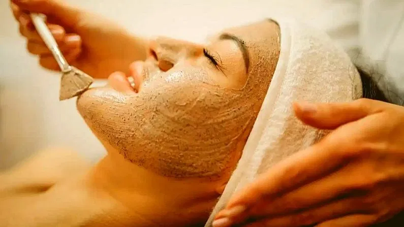 चेहरे से दाग-धब्बे हटाएं naturally – अपनाएं ये असरदार फेस पैक ! 