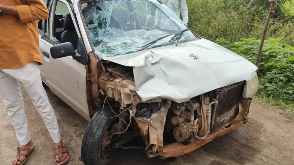 नासिक में मोटरसाइकिल और कार के बीच भीषण टक्कर!