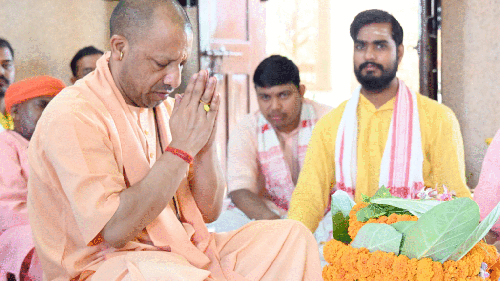 सावन के पहले दिन CM योगी ने किया रुद्राभिषेक !