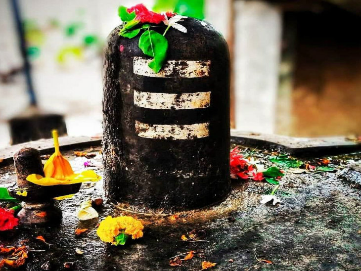 सावन में शिवलिंग को छूना सही या गलत? जानें धार्मिक मान्यताएं !