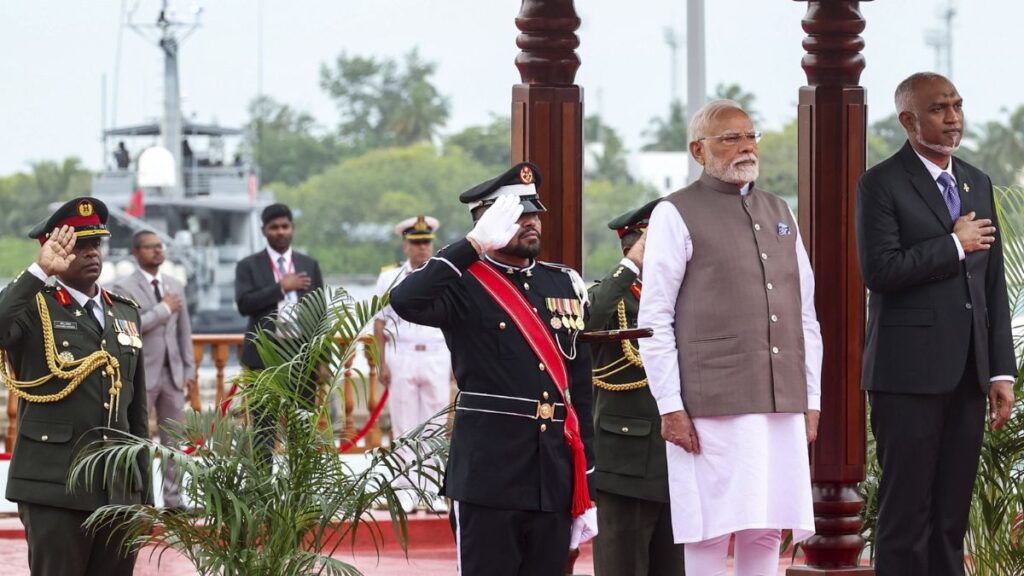 "मालदीव के स्वतंत्रता दिवस में पीएम मोदी की शिरकत, बढ़ी द्विपक्षीय संबंधों की गर्माहट" ! 