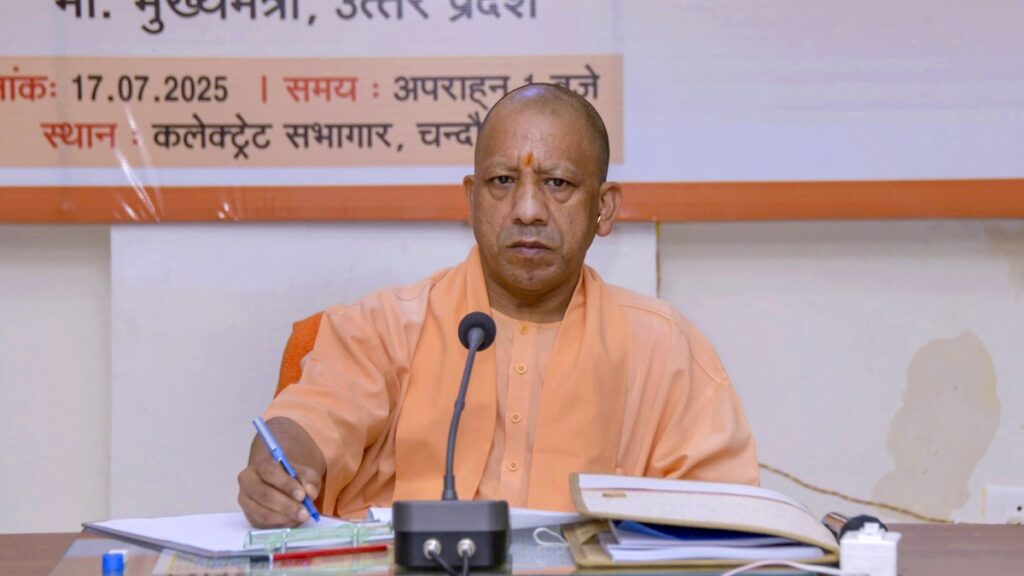 मेरठ में गरजे योगी: कांवड़ियों पर फूल, उपद्रवियों पर पड़ेगा डंडा !