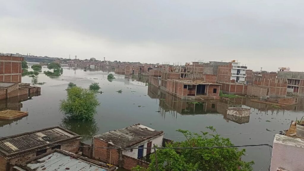 "महाकुंभ स्थल पर समुद्र जैसा मंजर – आरती स्थल डूबा, ड्रोन ने दिखाई जलप्रलय की तस्वीरें"