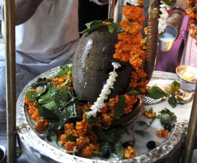 शिवलिंग पर चढ़ाएं ये 11 पवित्र वस्तुएं