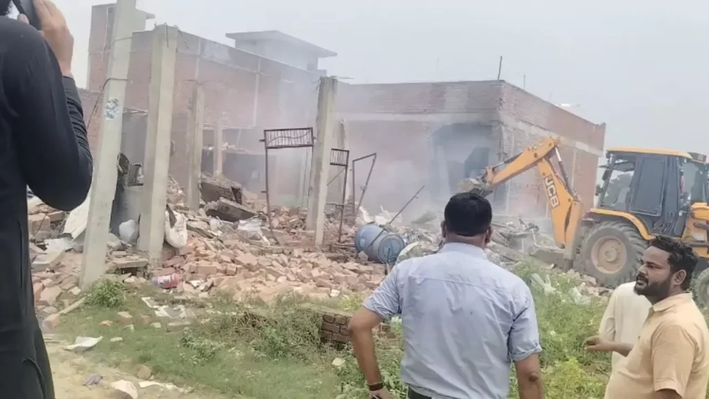 "धमाके से दहला लखनऊ, पटाखा फैक्ट्री में 2 की मौत"