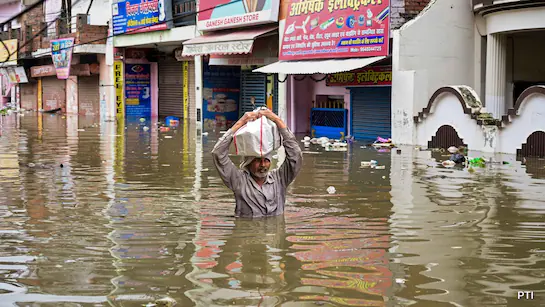 "यूपी में बाढ़ का कहर: 15 जिले डूबे संकट में, पौने 3 लाख से ज्यादा लोग प्रभावित"
