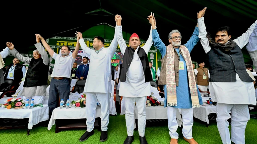 तिकड़ी का मंच पर हाई जोश