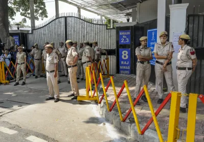 "दिल्ली सीएम रेखा गुप्ता की सुरक्षा बढ़ी, क्लोज प्रोटेक्शन में तैनात होंगे CRPF कमांडो"
