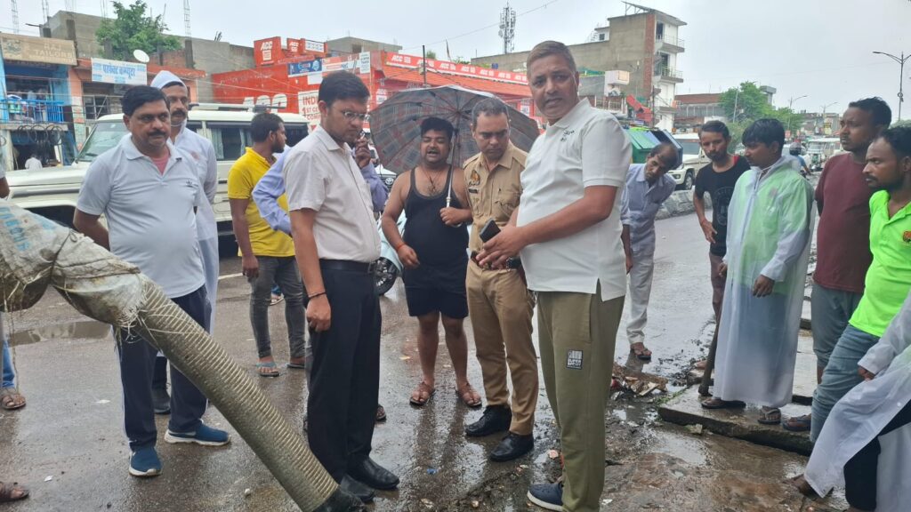 बारिश में भीगते हुए नगर आयुक्त गौरव कुमार ने लिया जलभराव और सफाई व्यवस्था का जायजा ! 