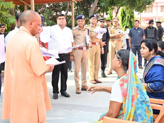 "सीएम योगी के जनता दरबार में जहरखोरी की घटना, शख्स को तुरंत अस्पताल भेजा गया"