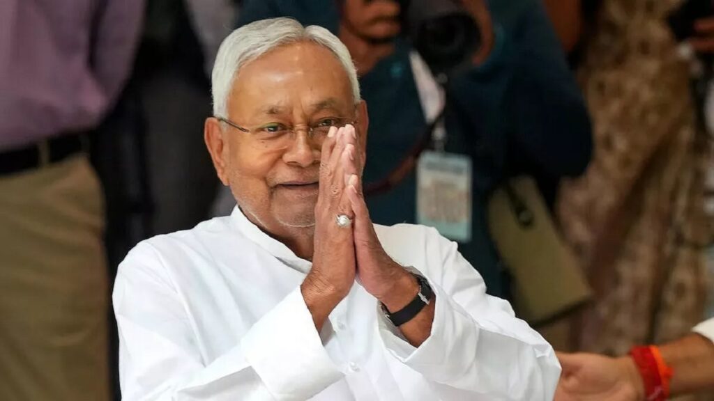 "नीतीश का चुनावी दांव: 1 करोड़ नौकरियां और उद्योगों को मुफ्त जमीन"